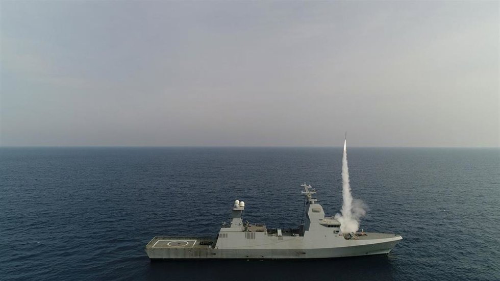 Archivo - El barco Saar 6 'Magen' de la Armada de Israel lanzando un misil como parte de la expansión del sistema defensivo 'Cúpula de Hierro'