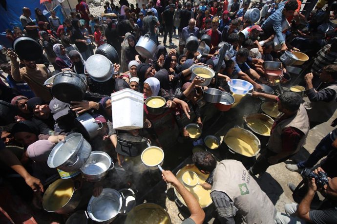 2 de agosto de 2025, Cidade de Gaza, Faixa de Gaza, Território Palestino: Palestinos esperam para receber comida de uma cozinha de caridade, em meio a uma crise de fome, na Cidade de Gaza, em 2 de agosto de 2025