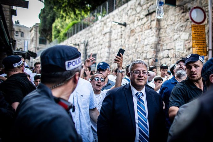 Archivo - Arquivo - 26 de maio de 2025, Jerusalém, Israel: O ministro israelense da Segurança Nacional, Itamar Ben-Gvir, ao centro, observa enquanto marcha pelo bairro muçulmano da antiga cidade murada de Jerusalém. Dezenas de milhares de jovens religioso