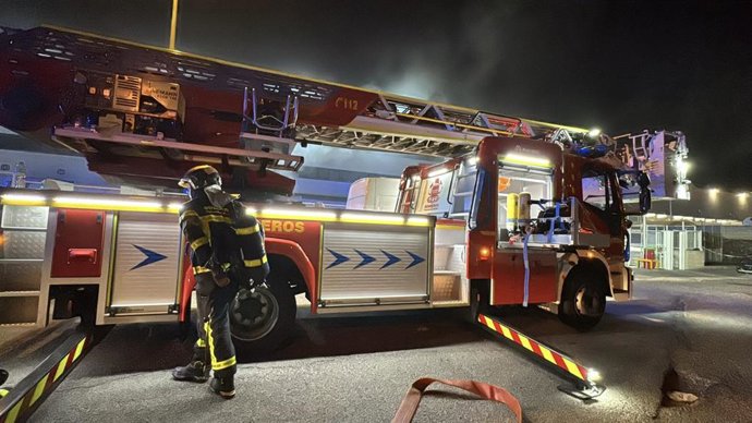 Bomberos de la Comunidad de Madrid trabajan para extinguir un incendio declarado en Getafe