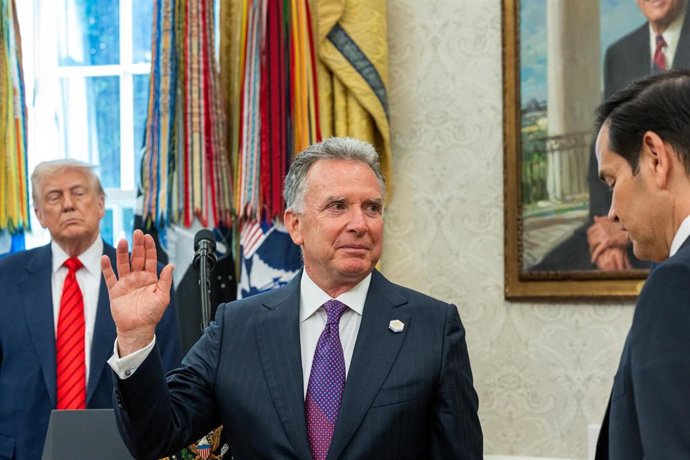 Archivo - El enviado especial de EEUU para Oriente Próximo, Steve Witkoff, y a su espalda, el presidente estadounidense, Donald Trump