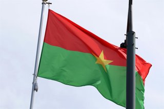 Archivo - June 20, 2025, Saint Petersburg, Russia: The national flag of the Republic of Burkina Faso, fluttering in the wind on a flagpole in Saint Petersburg, Russia.
