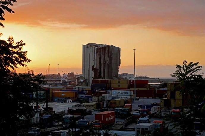 BEIRUTE, 4 de agosto de 2025 -- Esta foto tirada em 3 de agosto de 2025 mostra o porto de Beirute em Beirute, no Líbano. As explosões que sacudiram o porto de Beirute em agosto de 2020 mataram mais de 200 pessoas e feriram milhares de outras.