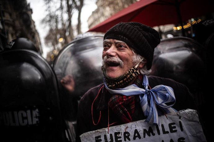  Jubilados y manifestantes protestan por la un aumento de sus salarios, mejoras en las prestaciones de las pensiones y el restablecimiento total de los medicamentos y tratamientos, en Buenos Aires, Argentina