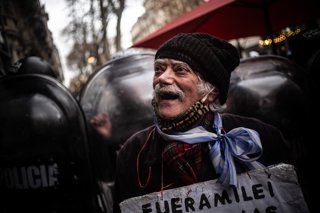 July 23, 2025, Caba, Buenos Aires, Argentina: As has been the case since August 2024, retirees and protesters returned to the streets this Wednesday for another day of protest. The mobilization demanded an increase in their salaries, improvements to pensi