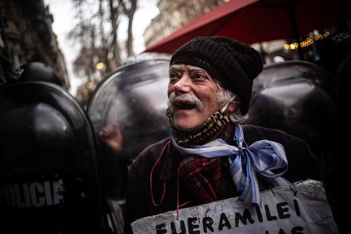 23 de julho de 2025, Caba, Buenos Aires, Argentina: Como tem acontecido desde agosto de 2024, aposentados e manifestantes voltaram às ruas nesta quarta-feira para mais um dia de protesto. A mobilização exigiu um aumento em seus salários, melhorias nas pen