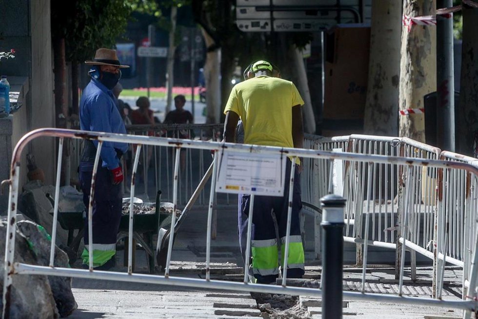 Archivo - Dos trabajadores de la construcción