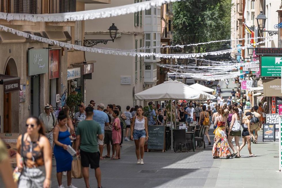 Archivo - Turistas paseando por las calles de Palma.