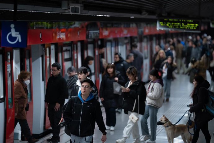 Archivo - Varias personas en el metro de Barcelona
