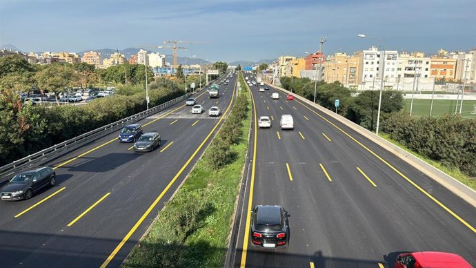 Archivo - Tráfico en la Vía de Cintura de Palma.