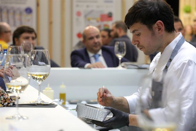 Archivo - Un camarero prepara un plato, en una imagen de archivo.