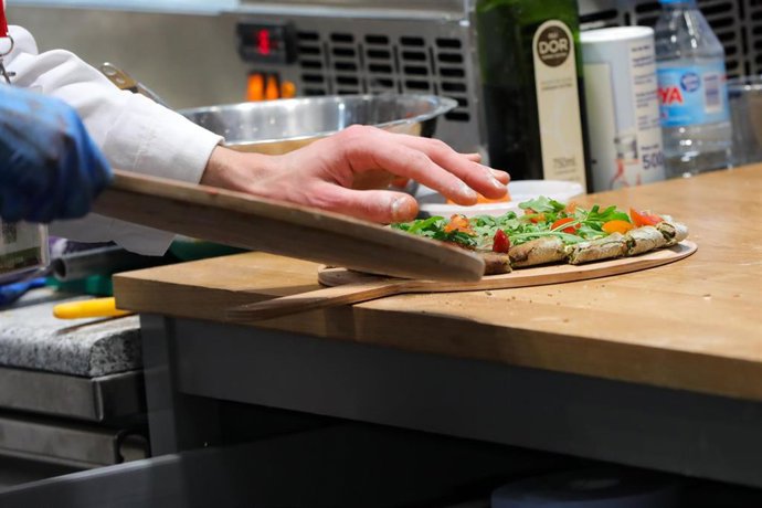 Archivo - Un cocinero prepara una pizza, en Madrid (España) a 24 de febrero de 2020.