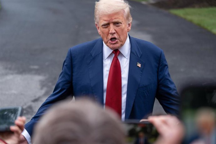 01 August 2025, US, Washington: US President Donald Trump speaks to reporters on the South Lawn of the White House, before departing to Bedminster. Photo: Andrew Leyden/ZUMA Press Wire/dpa