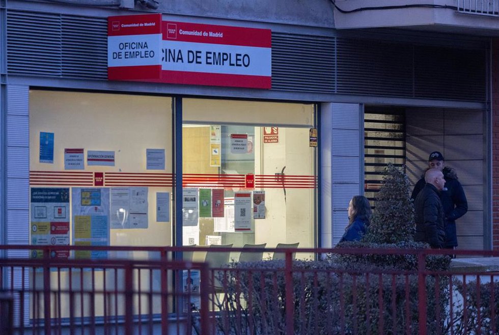 Archivo - Varias personas en la puerta de una oficina del SEPE.