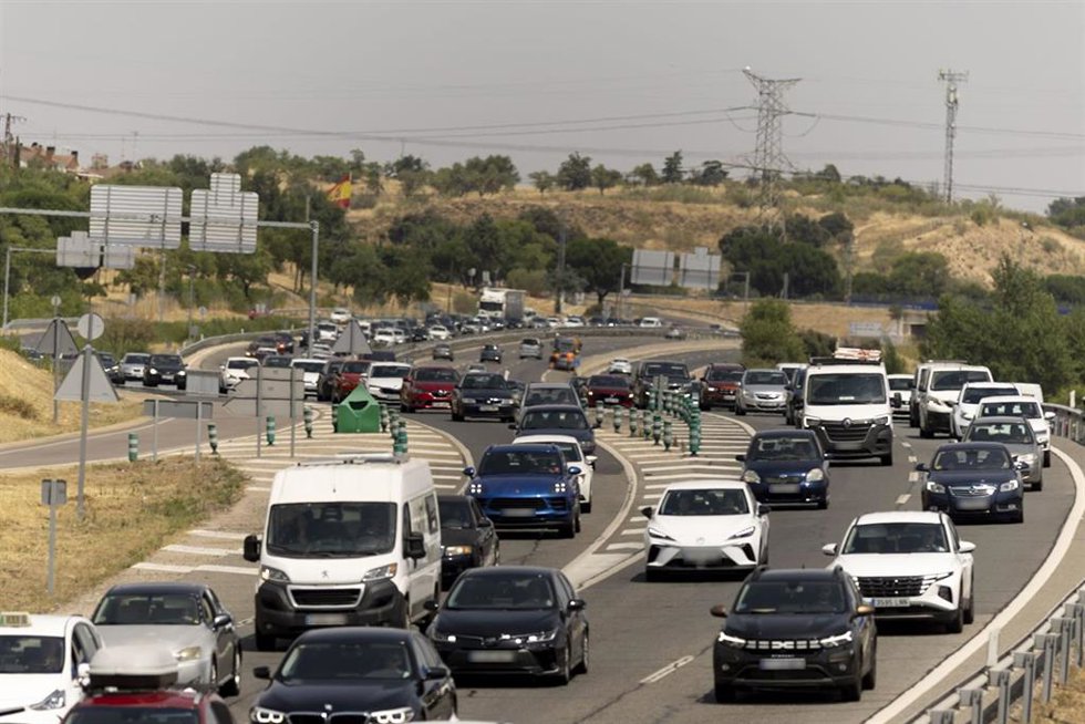 Varios vehículos en la A5