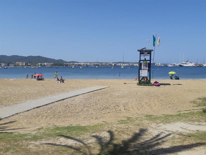 Archivo - Playa de s'Arenal, en Sant Antoni (Ibiza).