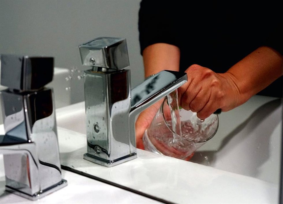 Archivo - Un grifo de agua para consumo humano