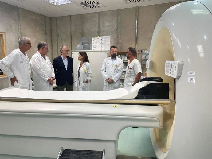 El consejero de Salud, Juan José Pedreño, en una visita al Servicio de Medicina Nuclear del hospital Virgen de la Arrixaca (archivo)
