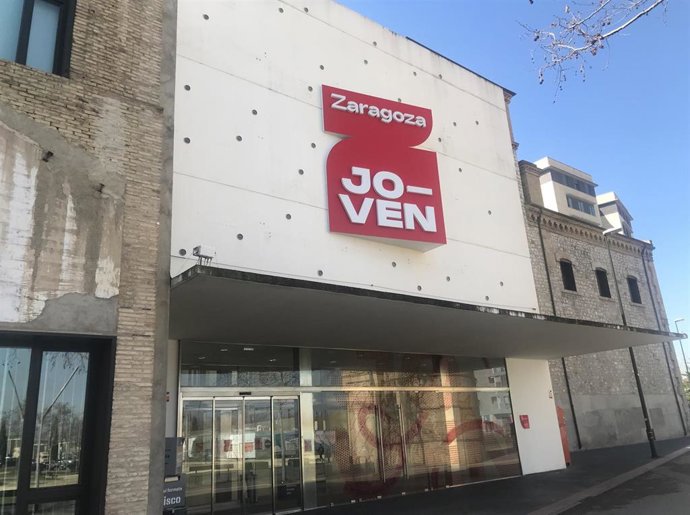 Archivo - Fachada de La Azucarera con el cartel de Zaragoza Joven