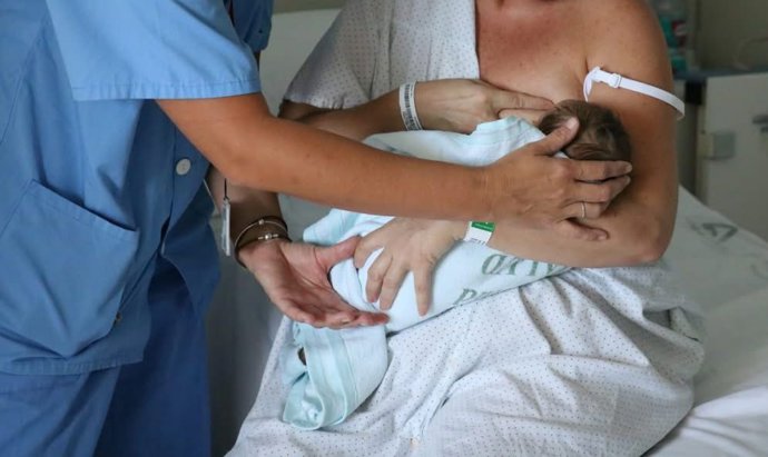 Una madre amamantando a su recién nacido.