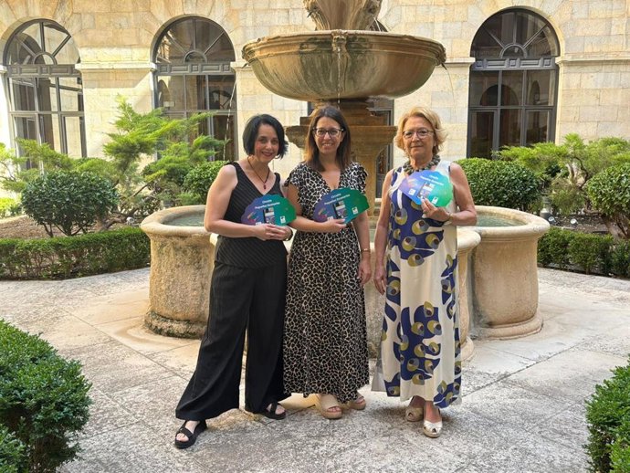 María del Carmen Gámez (iz), África Colomo, y Carmen Espín (dcha)