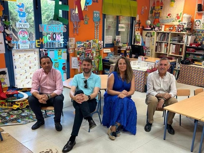 La delegada territorial de Justicia, Administración Local y Función Pública, Rebeca Gómez, durante su visita al aula de Infantil del CEIP San Ginés de Purchena (Almería).