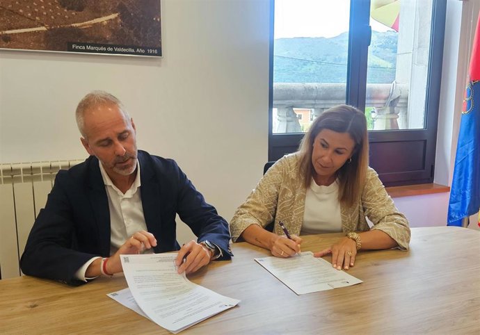 Firma convenio Educación y Medio Cudeyo.