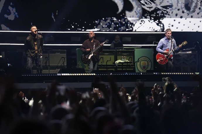 04 July 2025, United Kingdom, Cardiff: Oasis on stage at the Principality Stadium, where the band's long-awaited reunion tour begins. Photo: Jordan Pettitt/PA Wire/dpa - ATTENTION: only for use until (July 04, 2026)