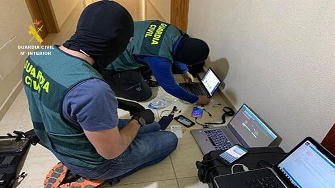 Agentes da Guardia Civil durante a operação "Italica Halfway".
