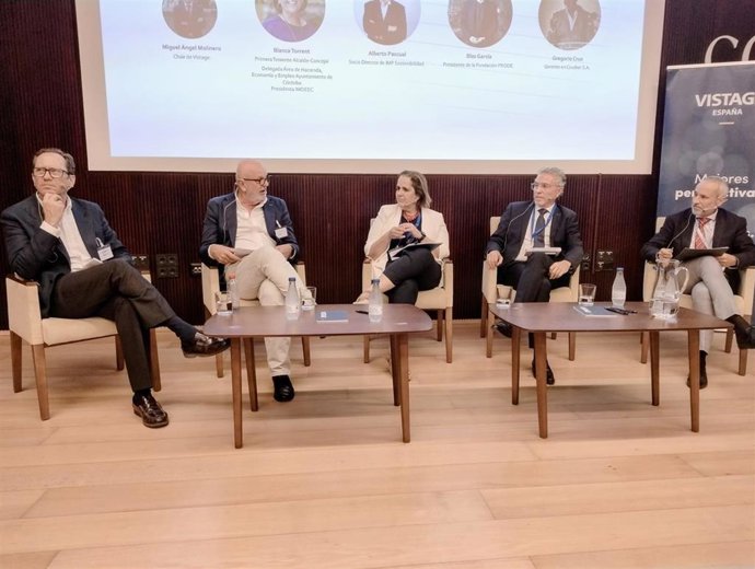 La teniente de alcalde de Economía y Empleo del Ayuntamiento de Córdoba y presidenta del Imdeec, Blanca Torrent (centro), participa en el encuentro.