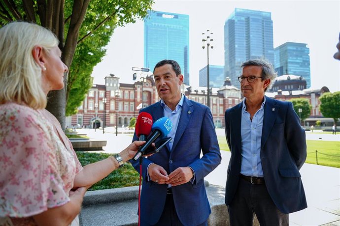 El presidente de la Junta de Andalucía, Juanma Moreno, y el consejero de Industria, Jorge Paradela, en una imagen de archivo del viaje a Japón.