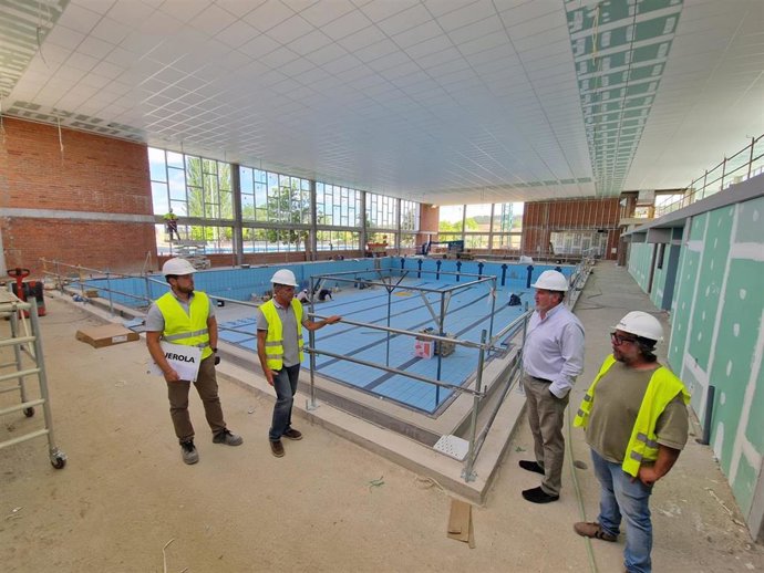 El concejal de Infraestructuras del Ayuntamiento de Teruel, Juan Carlos Cruzado, visita las obras de las piscinas climatizadas.