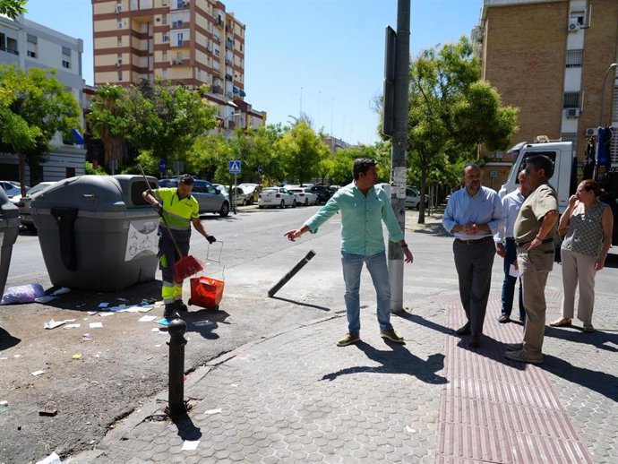 El concejal de Vox del Ayuntamiento de Sevilla, Fernando Rodríguez, durante su visita al barrio de La Carrasca (Sevilla).