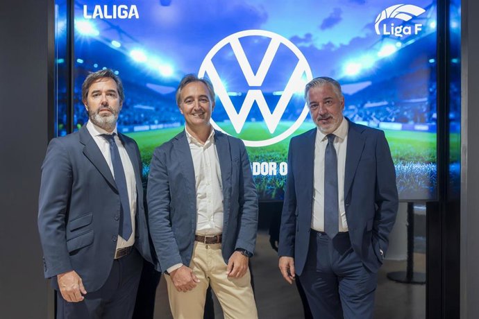 De izda a dcha: Jorge de la Vega, Enrique Pifarré y Pablo Vilches tras la firma del acuerdo entre Volkswagen y LaLiga y Liga F