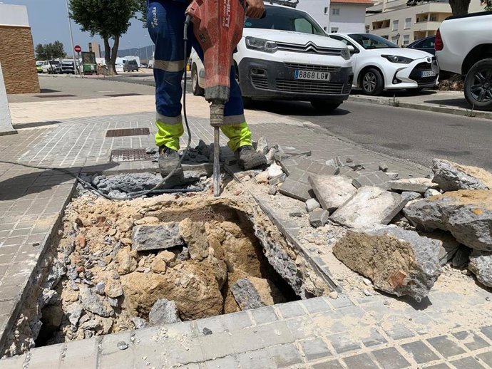 Trabajador de Aqualia realizando obras tras corte de agua en Tarifa