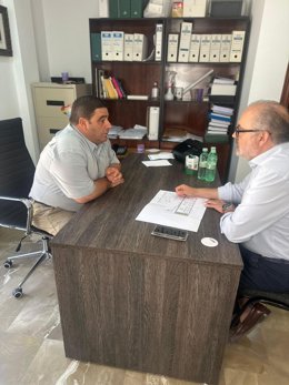 El delegado territorial de Justicia, Administración Local y Función Pública, Luis Recuerda, y el alcalde de la localidad de Murtas, José Miguel Romera, reunidos en el Ayuntamiento de la localidad por motivo del estado del proyecto.
