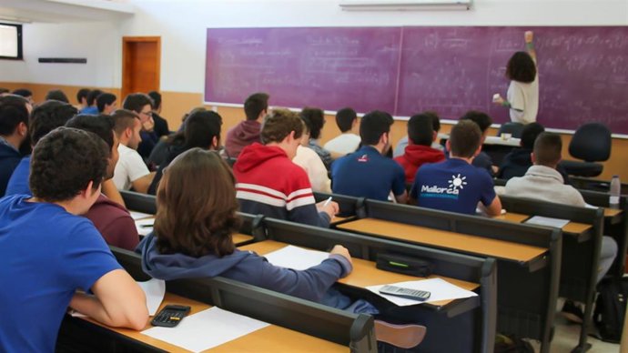 Profesora imparte clase en un aula de la UIB.