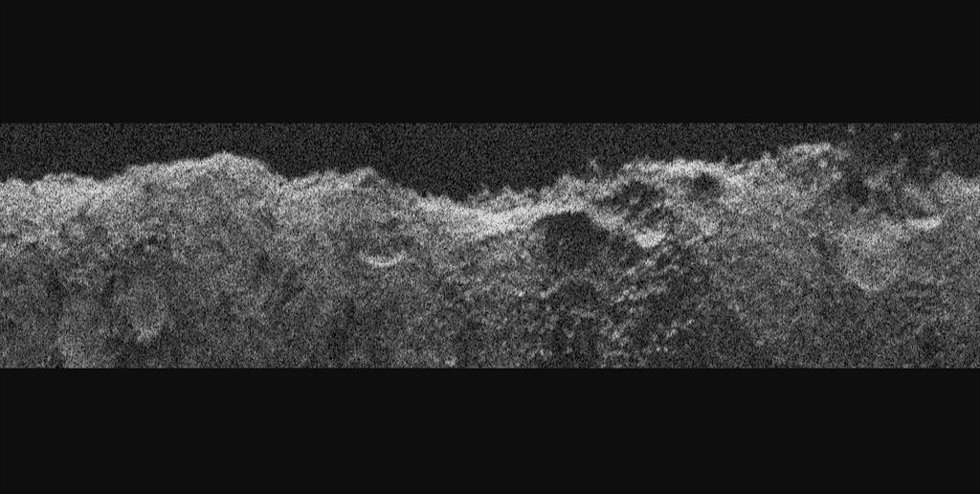 El instrumento de radar de Europa Clipper recibió ecos de sus señales de radar de muy alta frecuencia que rebotaron en Marte y se procesaron para generar este radargrama. Lo que parece una línea del horizonte es el contorno de la topografía bajo la nave.