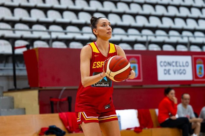 Archivo - La alero Laura Quevedo durante un entrenamiento con la selección española