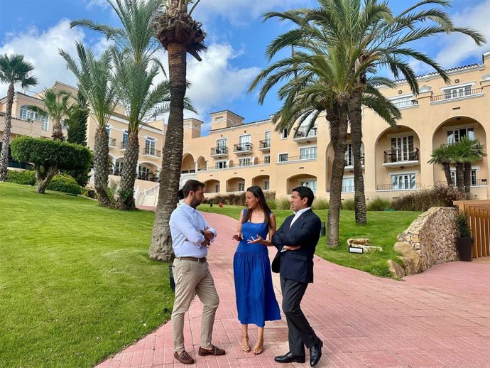 La consejera de Turismo, Cultura, Juventud y Deportes, Carmen Conesa, en su vista al Grand Hyatt La Manga Club