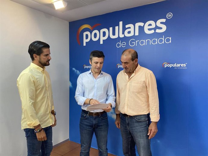 El secretario general del PP de Granada, Jorge Saavedra, y los concejales del PP en Arenas del Rey.