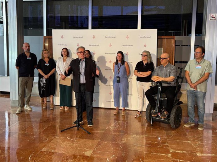 El teniente de alcalde de Economía y concejal del Eixample, Jordi Valls, en rueda de prensa este lunes junto a representantes del distrito y de los vecinos y comercio de Sant Antoni