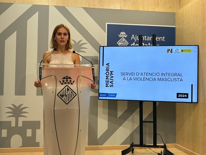 Teniente de alcalde de Servicios Sociales de Palma, Lourdes Roca, en rueda de prensa