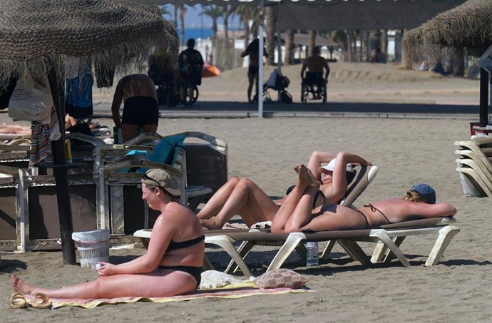 Numerosos turistas y malagueños disfrutan de la playa de La Malagueta. A 29 de julio de 2025, en Málaga (Andalucía, España). 