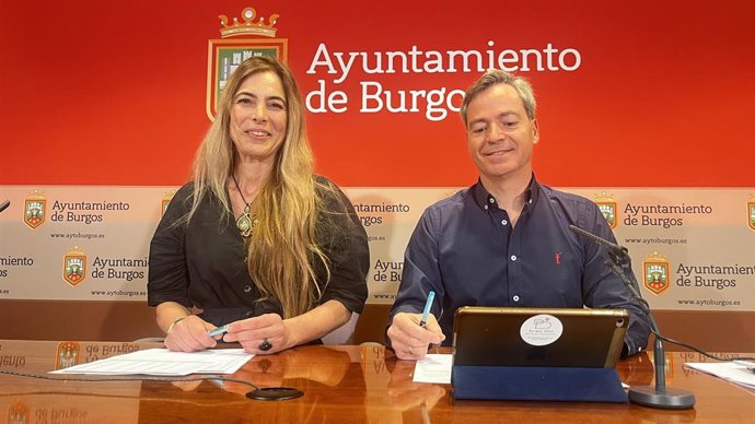 La nueva presidenta del Servicio de Instalaciones Deportivas del Ayuntamiento de Burgos, Carolina Álvarez, y el presidente saliente, César Barriada.