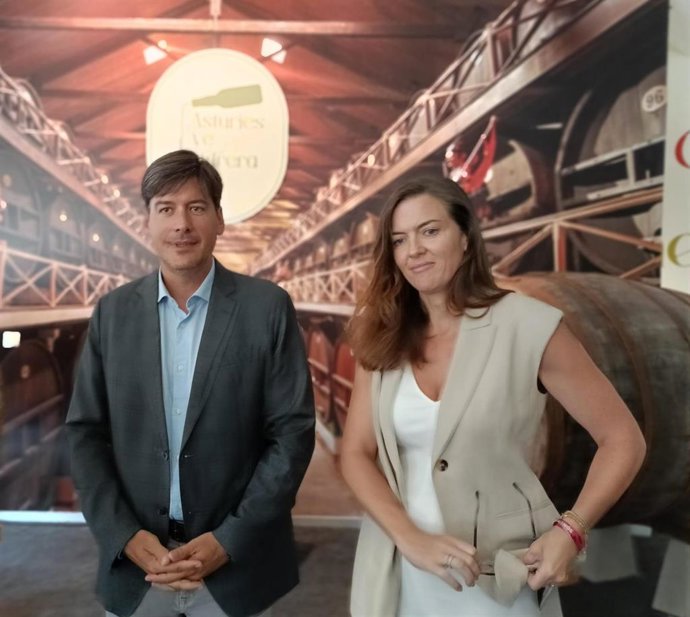 El consejero de Ciencia, Industria y Empleo del Principado de Asturias, Borja Sánchez, en el pabellón del Principado en la Feria Internacional de Muestras de Asturias,  y la directora del Servicio Público de Empleo del Principado (Sepepa), Begoña López.