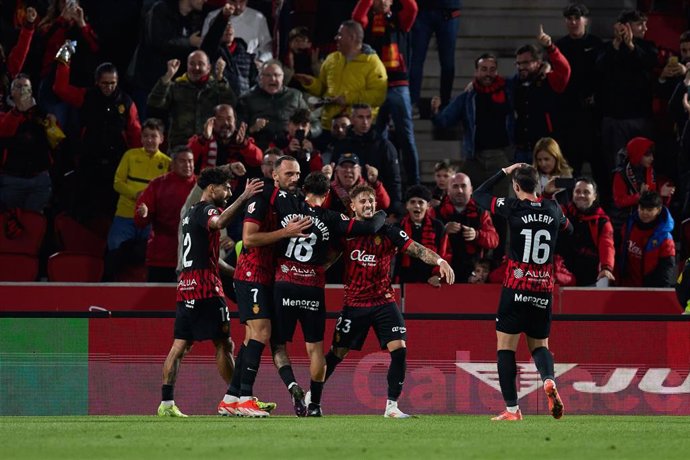 Archivo - Los jugadores del RCD Mallorca celebran un gol en el Estadi Mallorca Son Moix