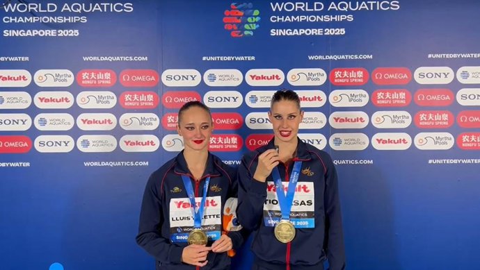 As nadadoras espanholas Lilou Lluís e Iris Tió comemoram a medalha de ouro no Dueto Livre no Campeonato Mundial de Cingapura 2025.