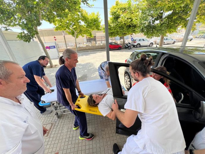 Celadores del Hospital de Manacor amplían su formación con el SAMU 061 para mejorar la atención a pacientes en Urgencias.