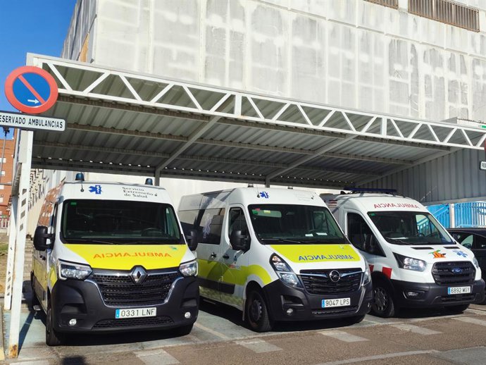Archivo - Arquivo - Ambulâncias ao lado do Hospital Perpetuo Socorro em Badajoz.